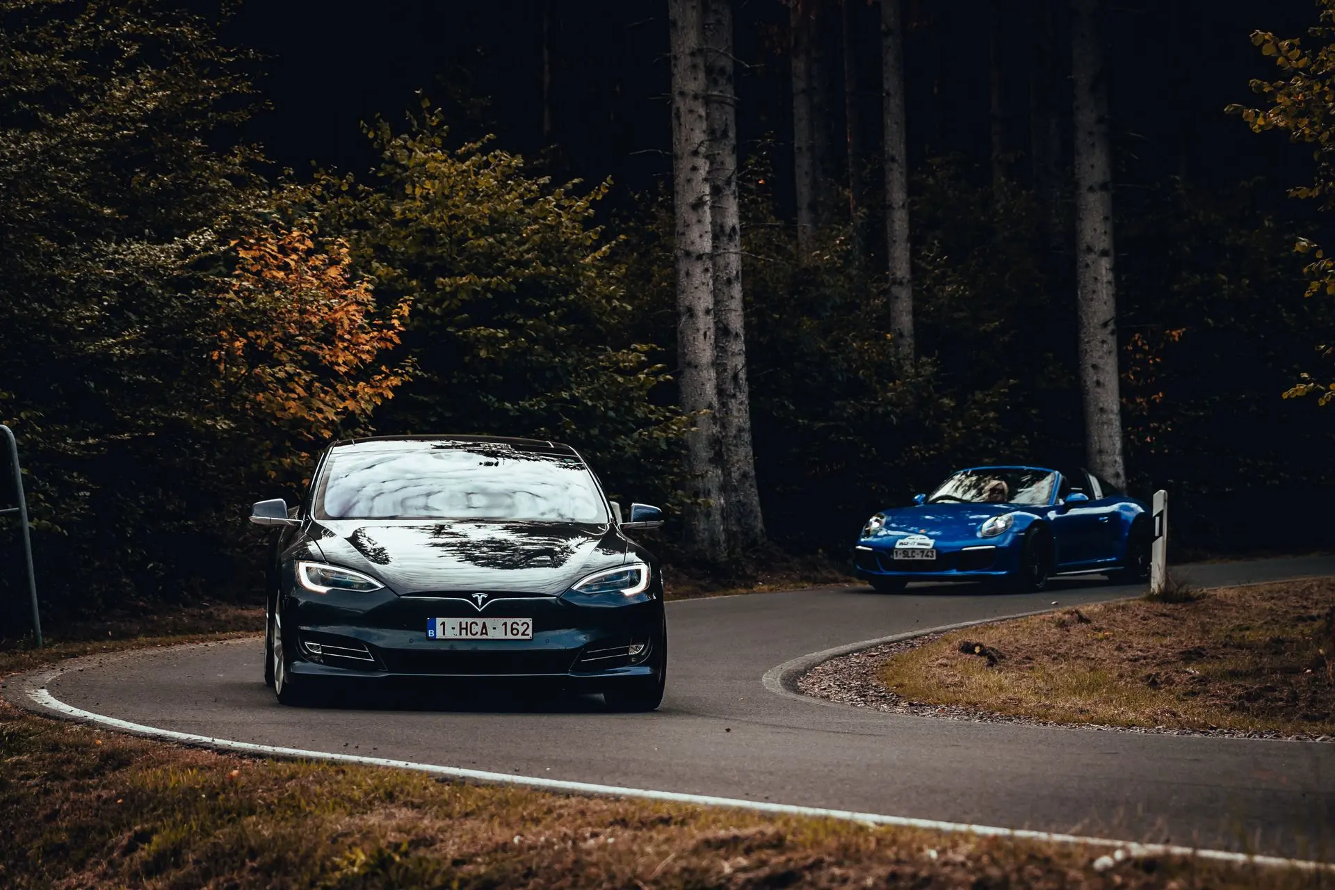 Tesla Model S vs Blue Porsche 911