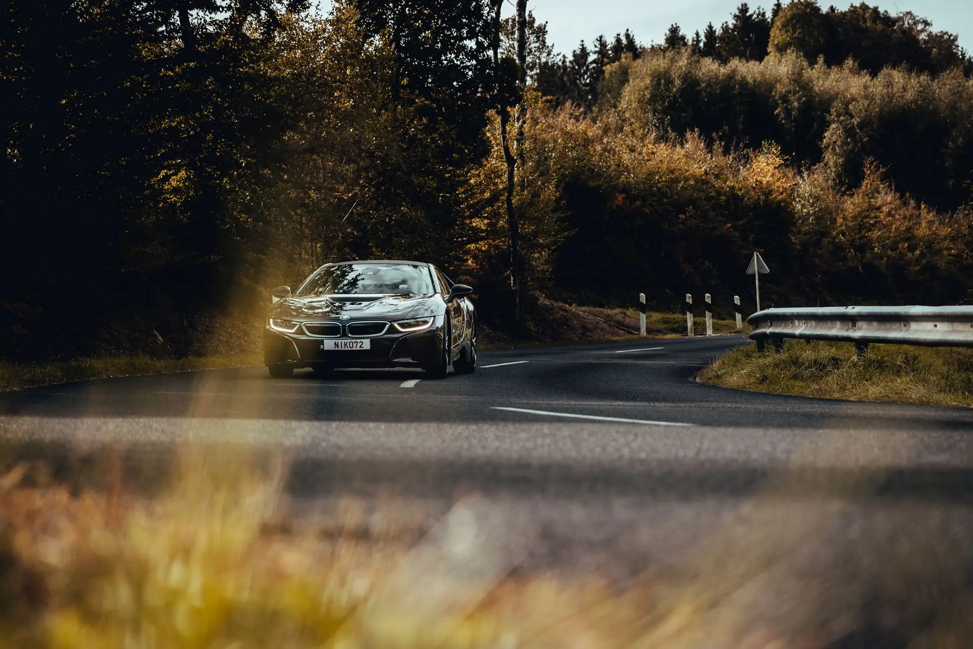 BMW i8 coupé driving curvry road