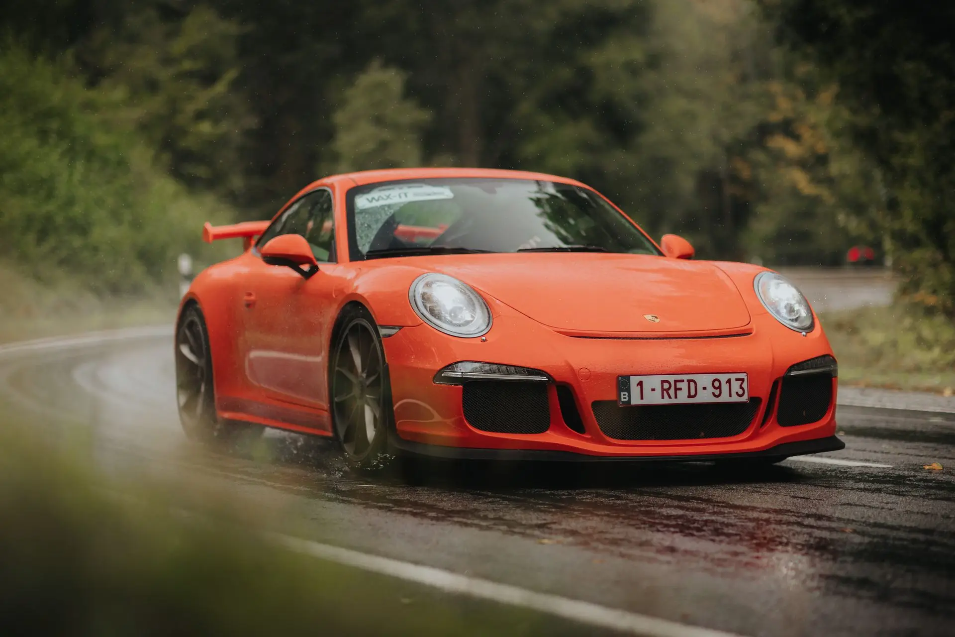 Red porsche 911 GT3 driving in the rain 1RFD913