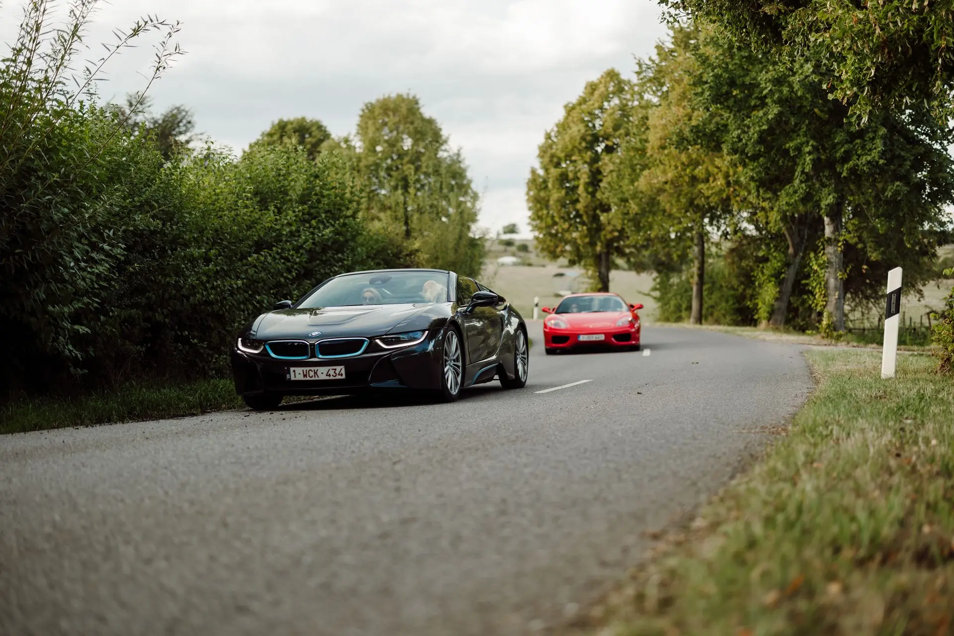 BMW i8 coupé racing with red ferrari 360